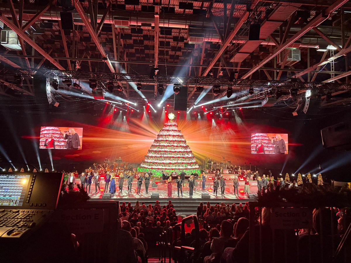 YESTECH_LED's tweet image. Happy Christmas Eve with “The Singing Christmas Tree”!🎄
Our MG Indoor P2.6 series provided a vibrant large background screen and illuminated a 35-foot-tall Christmas tree with its ±10°arc-splicing capability.🎉 
#YESTECH #LEDdisplay #ChristmasEve #LEDsolution