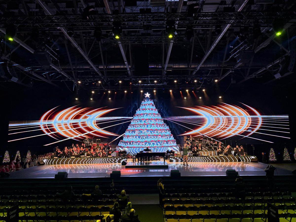 YESTECH_LED's tweet image. Happy Christmas Eve with “The Singing Christmas Tree”!🎄
Our MG Indoor P2.6 series provided a vibrant large background screen and illuminated a 35-foot-tall Christmas tree with its ±10°arc-splicing capability.🎉 
#YESTECH #LEDdisplay #ChristmasEve #LEDsolution