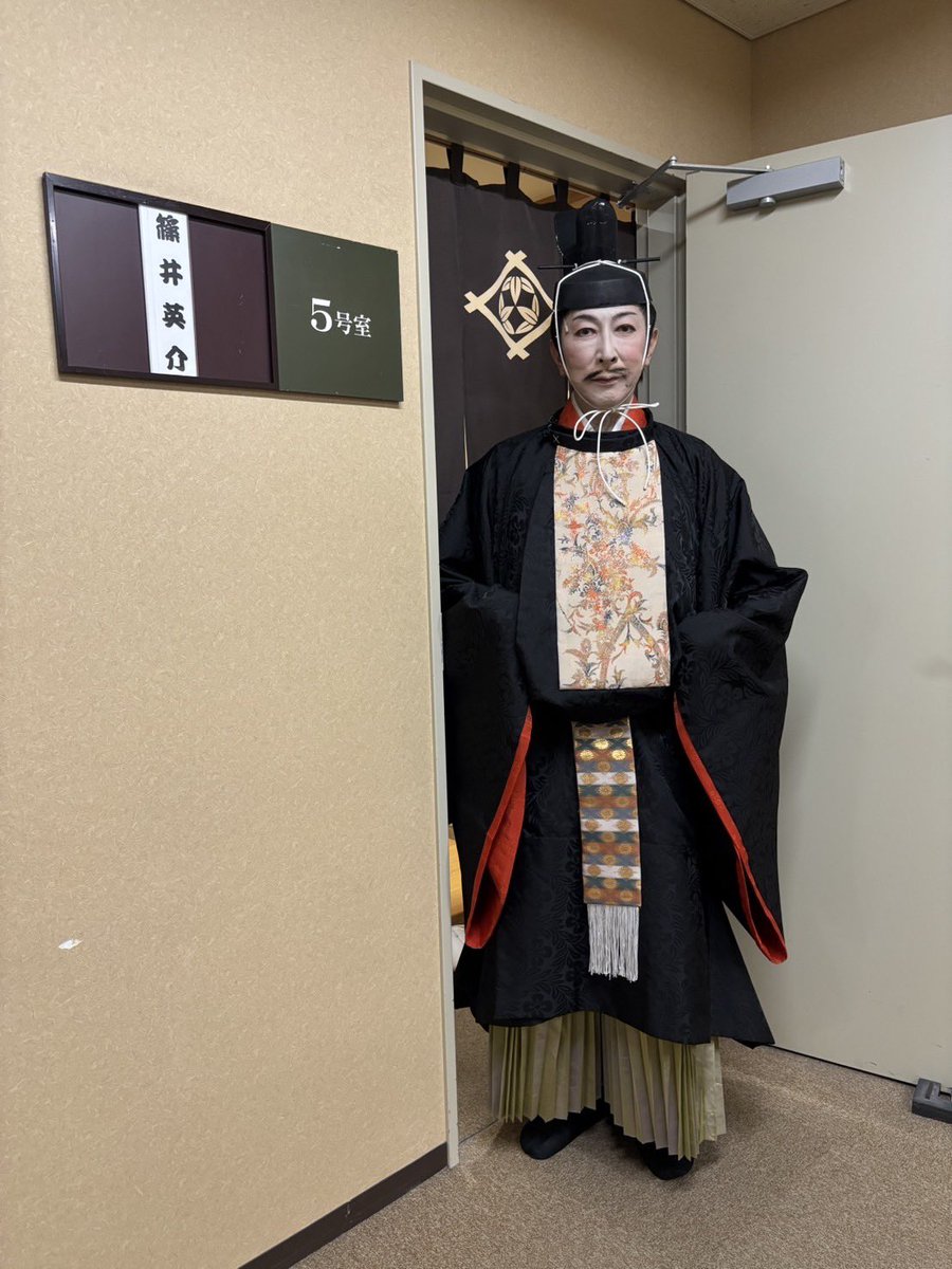 y_motors's tweet photo. ご報告遅くなりましたが、
篠井英介出演、舞台『応天の門』は先日無事に終了いたしました。歳末なにかとお忙しいなか、たくさんのお客様に劇場へお越し下さいましたこと、心より御礼申し上げます。2024年残りの日々もどうぞお健やかにお過ごしください。
Merry Christmas eve 🎄 https://t.co/60YmZHt3GF