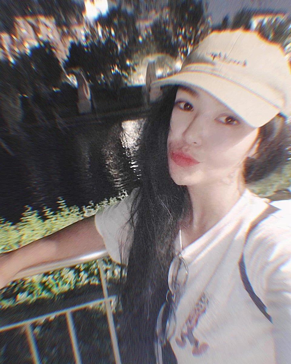 Ямар гээч сайхан зүйл тохиодох гээд ингэж эрт сэрээд байна. Ямар жаргалыг амтлах гээд ингэж их ажиллаад байна. Ямар гээч гоё юмтай учрах гээд ингэж их тэвчээд байна. Юу өгөх гээд ингэж их сориод байна. Эерэг л хүлээгээд авчихъя.
Энэ бүхэн сайн сайханд хүргэх зам гэж бодьё.💜