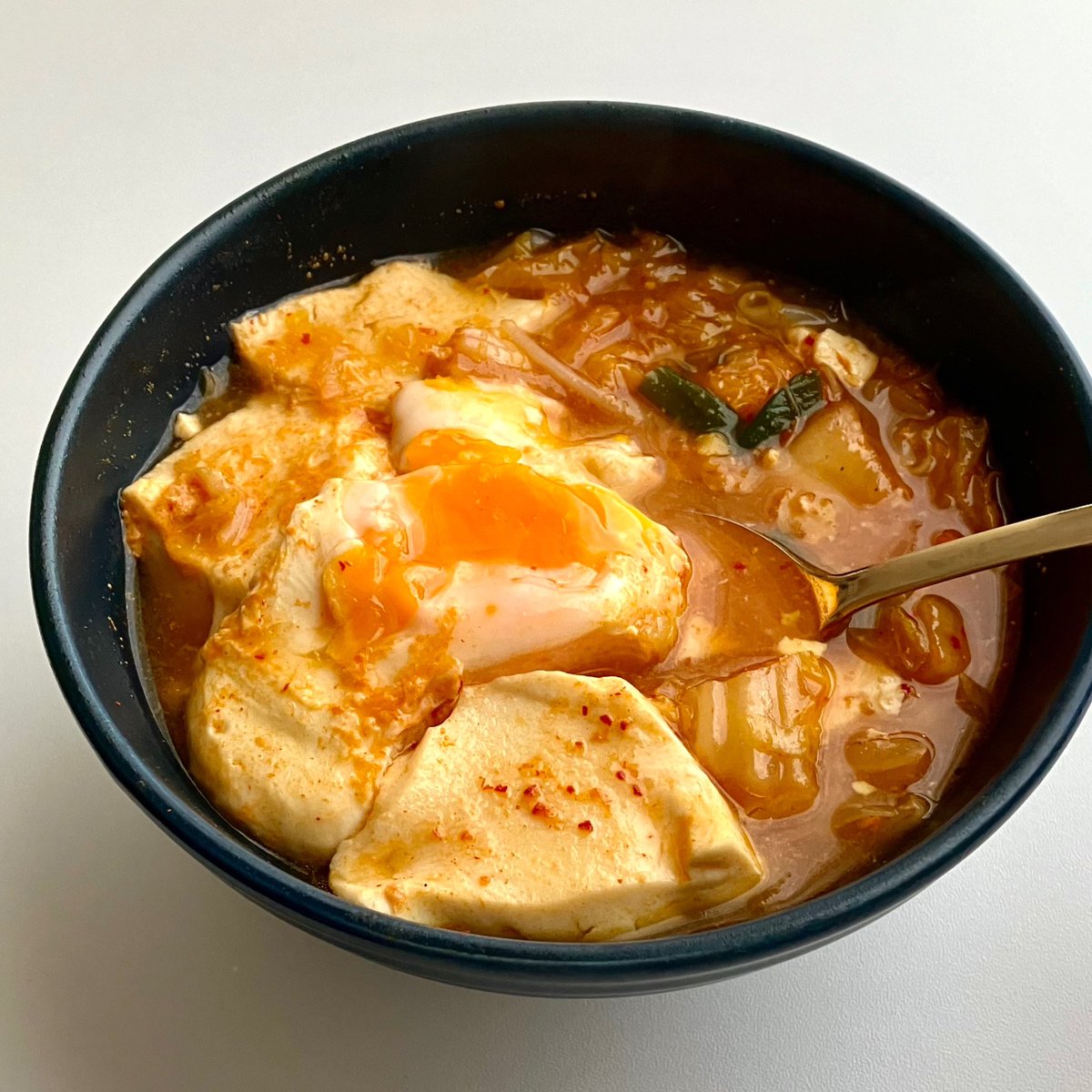 Sakichan1230's tweet photo. レンジで豆腐と卵のキムチスープ🥣
包丁使わないし、材料を入れてレンチンするだけ。スープにごはん入れて食べてもめちゃくちゃ美味しい🤤 温まります https://t.co/CuD39U99Ly