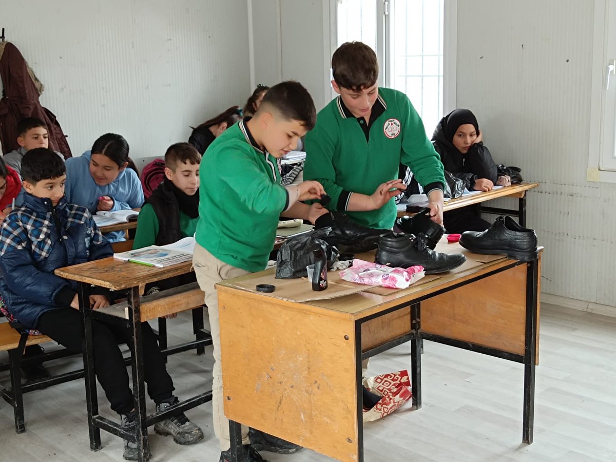 Yaşam projesi kapsamında ortaokul öğrencilerimixin aralık ayına ait ayakkabı boyama etkinliği