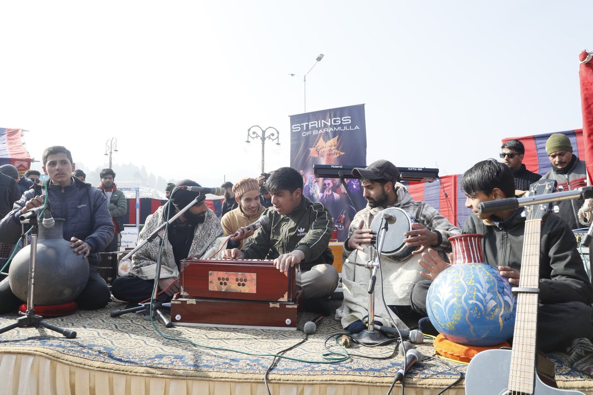 DCBaramulla's tweet photo. The #ChillaiKalanFestival is alive & happening at Gulmarg Club, Gulamarg!From soulful music to stunning kashmiri arts & crafts, festive warmth is the filling winter air!
#PheranDay
#KoshurCulture
#ChillaiKalan @ChinarcorpsIA
@OfficeOfLGJandK
@diprjk
@mingasherpa
@ddnewsSrinagar https://t.co/W8GuopmQZW