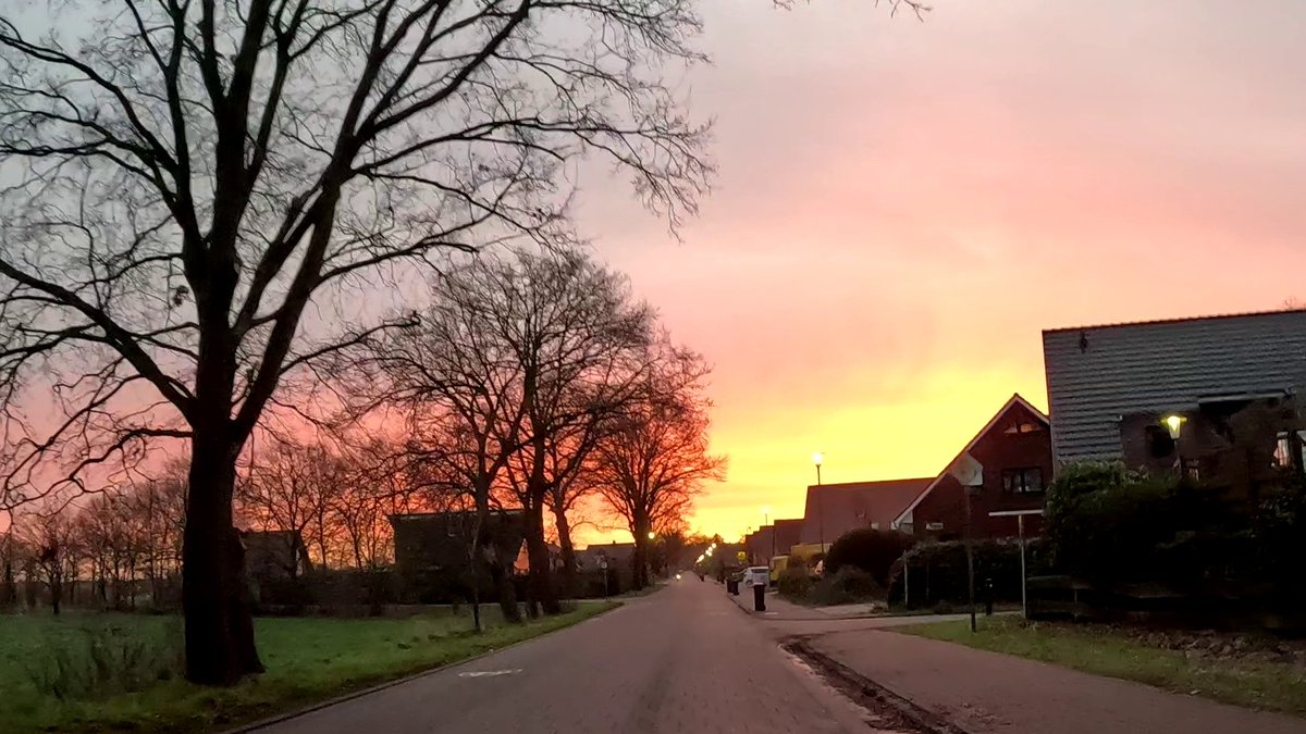 blueRacerOL's tweet image. Auch am Heiligen Abend "nur mal kurz" ...

Da erfreut man sich dann lieber am schönen Morgenrot.

#Fahrradalltag #Autoterror #Morgenrot