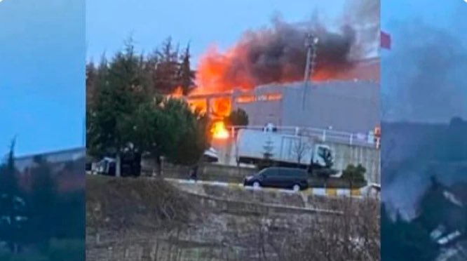 berataslan01's tweet photo. #Balıkesir 'deki bir mühimmat fabrikasında meydana gelen patlama sonucunda yaşamını yitiren vatandaşlarımıza Allah'tan rahmet, yakınlarına sabır diliyorum. Yaralı vatandaşlarımıza acil şifalar diliyorum
 Allah rahmet eylesin.. 
Milletimizin başı saolsun..

#Balıkesir
#patlama https://t.co/MDJ7tKNhPm