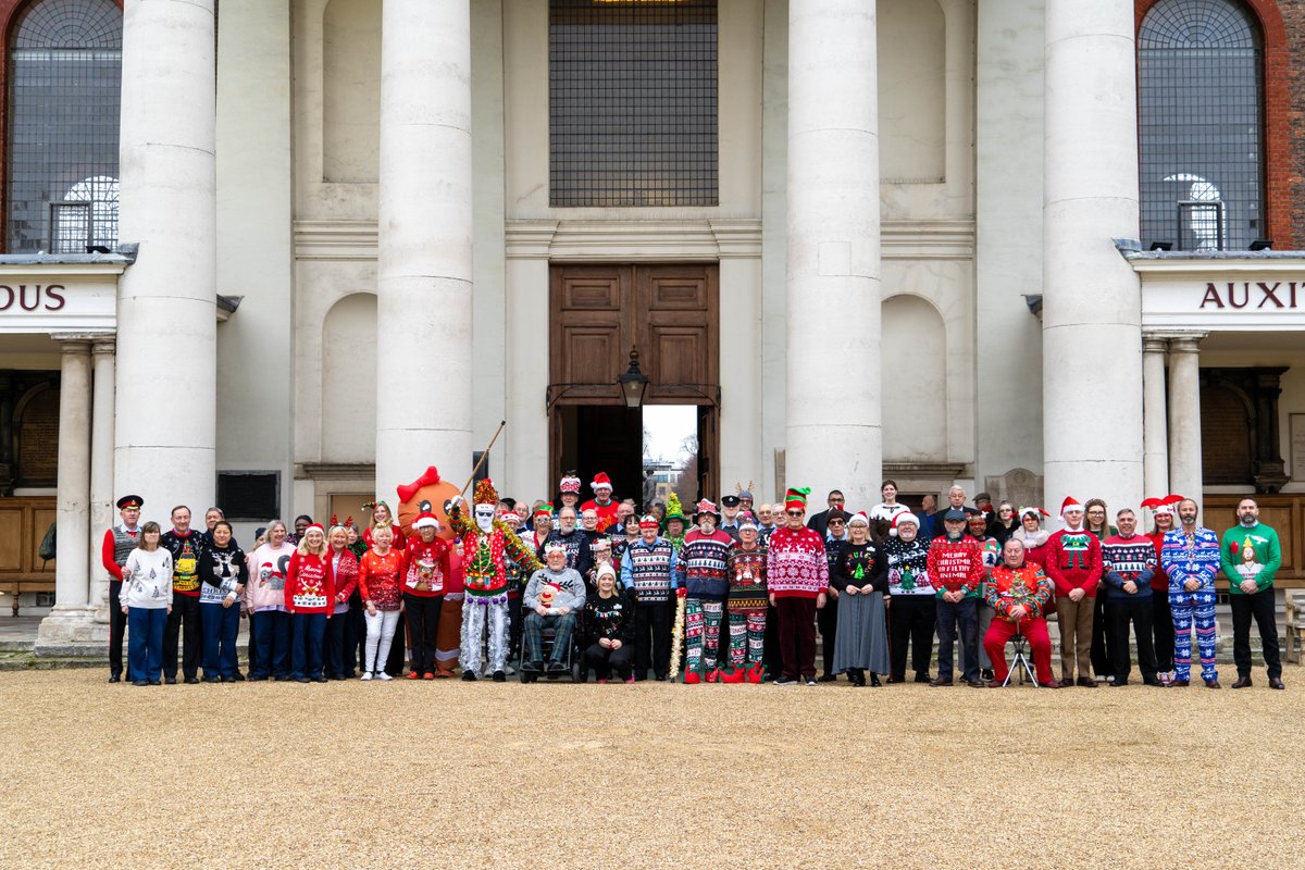 Wishing you all a Merry Christmas and Happy New Year! We would like to say a huge thank you and shout out to all the staff that continue to work over the festive period to care for the Chelsea Pensioners. ♥️

#Christmas #RoyalHospitalChelsea
