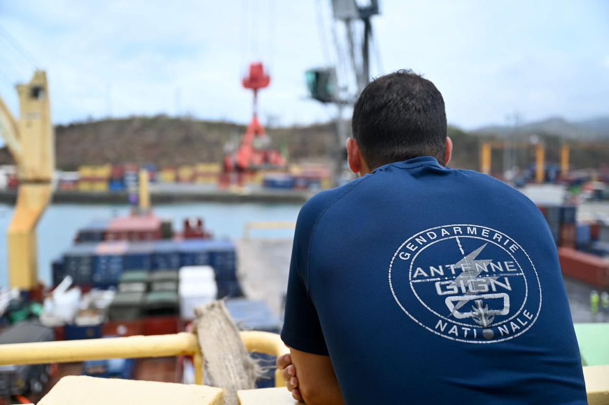 #CHIDO | Par les mers et par les airs, porter secours aux Mahorais

Hier, le porte-containers ONEGO BORA de la CMA-CGM est arrivé au port de Longoni, avec à son bord :

💧35 containers d’eau,
🍲 10 containers d’aliments (biscuits, pâtes, plats préparés, conserves…),