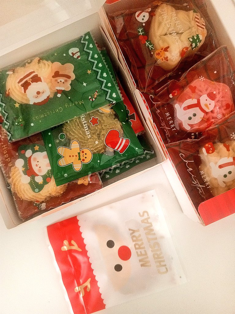 — #รีวิวร้านขนมสายรุ้ง ⊹܀ 🎄🎅🏻꒱ ‧₊˚

⠀⠀ได้รับคุกกี้แล้วนะคะ ของขวัญจากอาเหมียวเมษาจังส่งถึงบ้านแล้วค่ะ 🥺 ลองชิมไปชิ้นนึงแล้วอร่อยมากเลย หอมมากด้วยค่ะ กล่องก็น่ารักมาก ทำทุกอย่างน่ารักตั้งแต่คุกกี้ไปยันการห่อเลยค่ะ 🤍