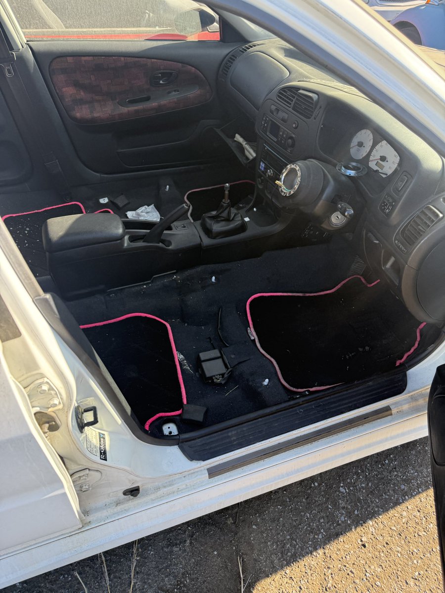 kaizoushaou's tweet photo. 窃盗団に入られました。絶対に許しません

ランエボ、180sx、チェイサーなど計7台のガラスを割られシートやハンドル、メーターなどの窃盗や破損。被害額280万円。

最近あまりにも窃盗が多いけど、もう誰も喜ばないしやめませんか？必ず���まるのでリスクに対するリターンが合わないですよ。

現場の感じから恐らく20代前半など若い方の犯行かと思います。もしこのツイートみて心当たりあるなら連絡下さい。2度と同じ過ちを繰り返さないという条件で許します。
一生後悔と憎しみを背負って生きる方が辛いと思うので話し合いましょう。