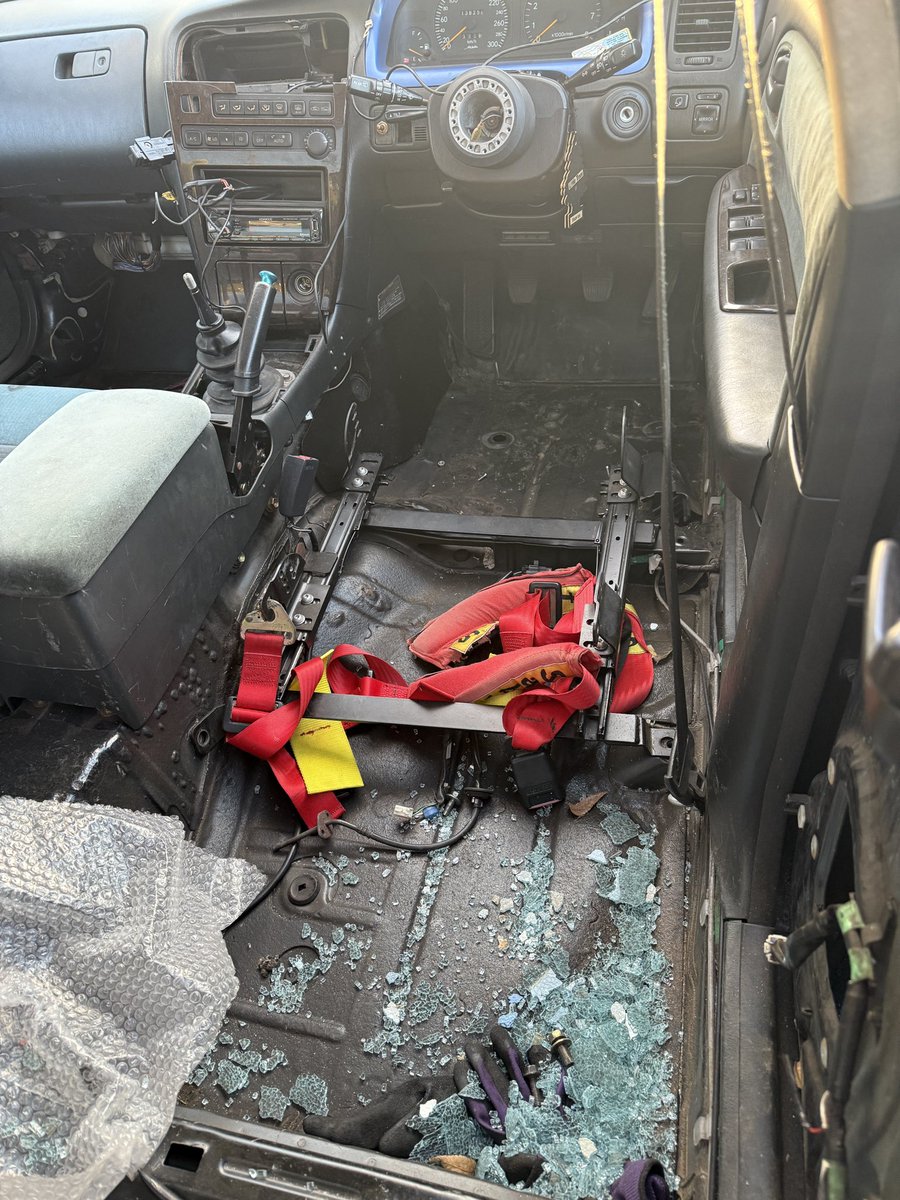 kaizoushaou's tweet photo. 窃盗団に入られました。絶対に許しません

ランエボ、180sx、チェイサーなど計7台のガラスを割られシートやハンドル、メーターなどの窃盗や破損。被害額280万円。

最近あまりにも窃盗が多いけど、もう誰も喜ばないしやめませんか？必ず���まるのでリスクに対するリターンが合わないですよ。

現場の感じから恐らく20代前半など若い方の犯行かと思います。もしこのツイートみて心当たりあるなら連絡下さい。2度と同じ過ちを繰り返さないという条件で許します。
一生後悔と憎しみを背負って生きる方が辛いと思うので話し合いましょう。