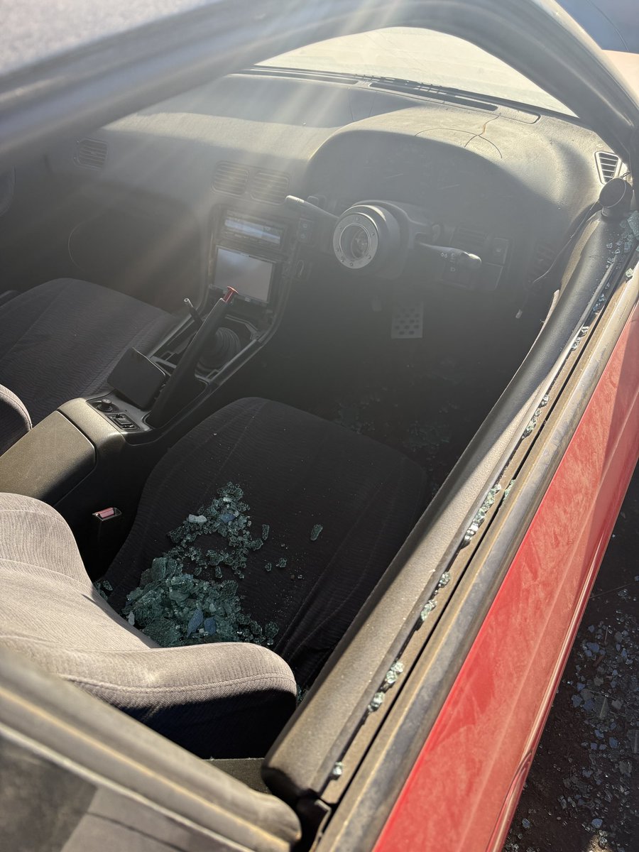 kaizoushaou's tweet photo. 窃盗団に入られました。絶対に許しません

ランエボ、180sx、チェイサーなど計7台のガラスを割られシートやハンドル、メーターなどの窃盗や破損。被害額280万円。

最近あまりにも窃盗が多いけど、もう誰も喜ばないしやめませんか？必ず���まるのでリスクに対するリターンが合わないですよ。

現場の感じから恐らく20代前半など若い方の犯行かと思います。もしこのツイートみて心当たりあるなら連絡下さい。2度と同じ過ちを繰り返さないという条件で許します。
一生後悔と憎しみを背負って生きる方が辛いと思うので話し合いましょう。