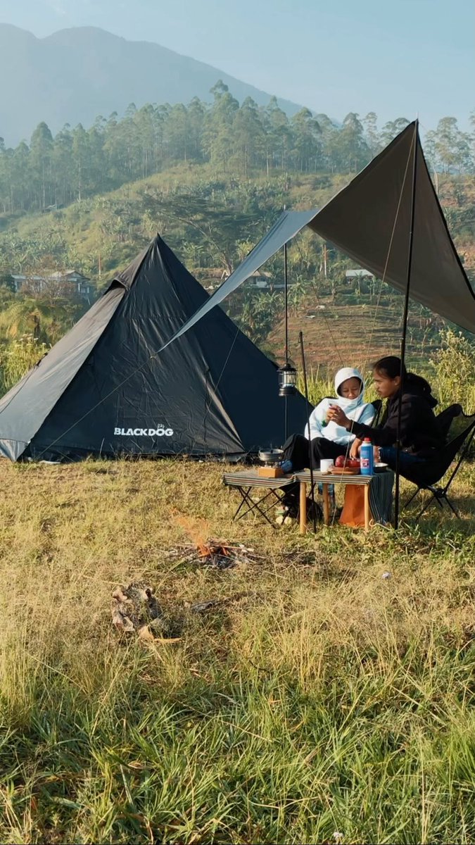 Bukit Saung Geulis, yang terletak di kaki Gunung Pangrango, Cisarua, Bogor, menawarkan pengalaman camping dengan pemandangan indah dan fasilitas lengkap. tinyurl.com/35mf887b