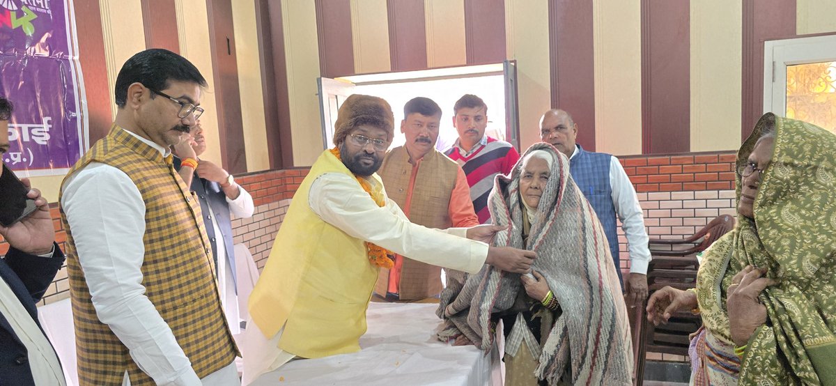 SinghSyana's tweet photo. आज अपनी विधानसभा क्षेत्र में आये दिन बढ़ रही कड़ाके की ठंड को देखते हुए जरूरतमंद लोगो को राहत प्रदान करने के उद्देश्य से विकास खण्ड स्याना के सभागार में #कंबल_वितरण किया।
#devendrasinghlodhi #Rajveersinghrajubhaiya #BJP4IND #BJP4UP #BJPUttarPradesh #BJPWESTUP https://t.co/jsci36j8IH