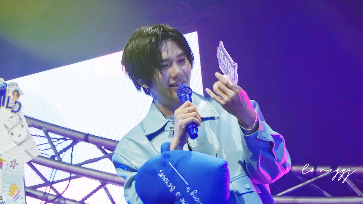 Hello, is anyone there? I want to file a complaint! Why isn't this light on!😭😭😭

<a href="/JakeB4rever/">BIU.</a> 
BUILD SHINE ON STAGE
#CanYouGleamTonight 
#BuildJakapan
#Bubbles