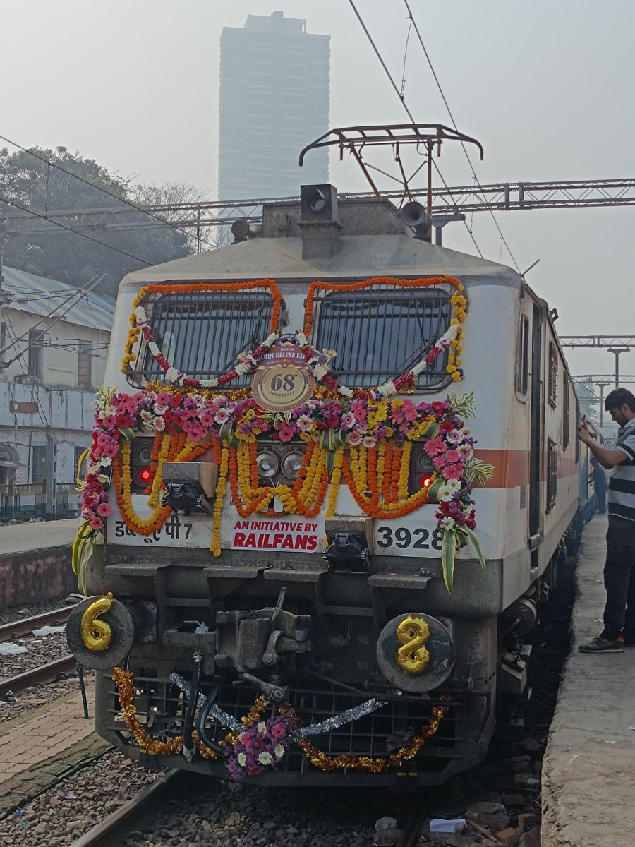 DVPravasi's tweet photo. 🎉 Today marks 68 years of the iconic 12925 Paschim Express! 🚆 Starting its journey on 24th December 1956. Here's to decades of reliable service and countless memories! 🌟 #IndianRailways #PaschimExpress
Pic - Respective owner
@WesternRly @RailMinIndia https://t.co/X9eHODqHip