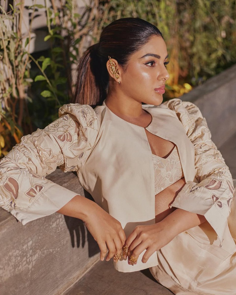 bollywood4200's tweet photo. From her stunning looks to her impeccable acting skills, Samyuktha is definitely one to watch in the Bollywood industry! Who's your favorite Bollywood star? 🌟🎬 #Bollywood #Samyuktha #FavoriteStar https://t.co/NEGh9ULoOE