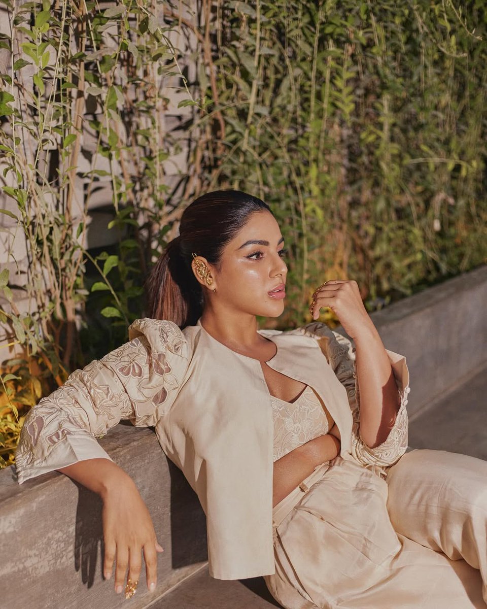 bollywood4200's tweet photo. From her stunning looks to her impeccable acting skills, Samyuktha is definitely one to watch in the Bollywood industry! Who's your favorite Bollywood star? 🌟🎬 #Bollywood #Samyuktha #FavoriteStar https://t.co/NEGh9ULoOE