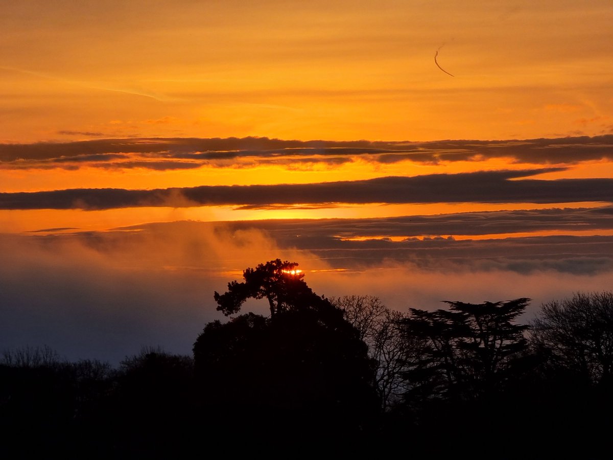 Christmas Eve sunrise, looking east from the #Malvernhills