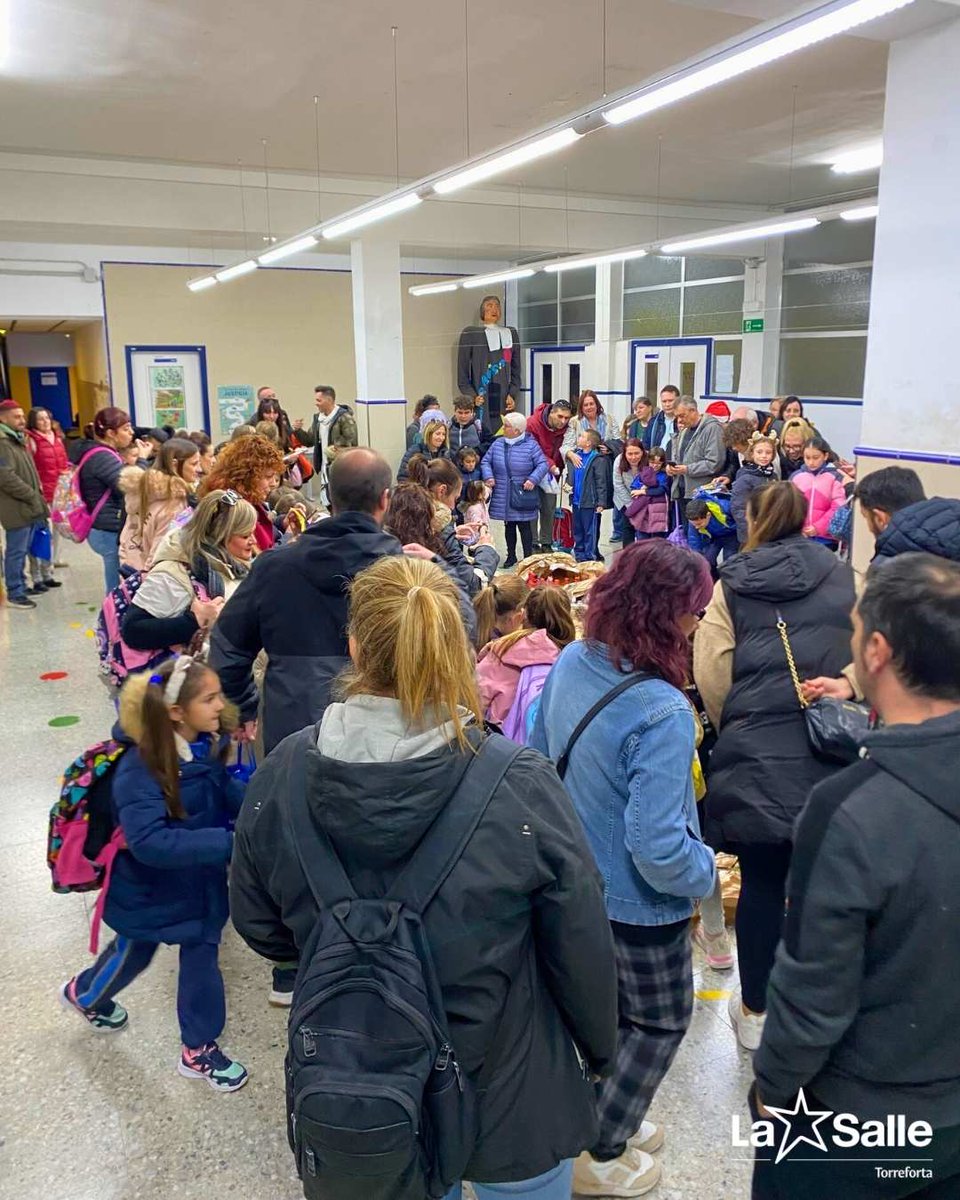 Dimecres passat vam obrir l’escola perquè els alumnes de primària poguessin ensenyar el pessebre conjunt que han fet 🎄👦👧

#lasalle #lasalletorreforta #somlassalle #PessebreConjunt #Nadal2024