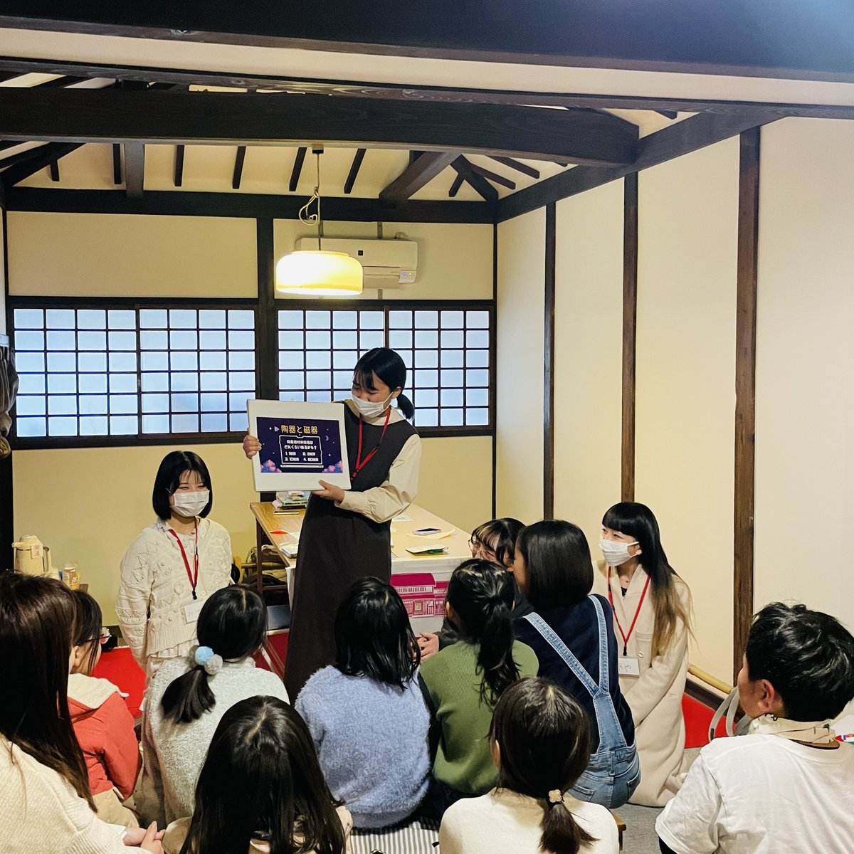 mani_lab's tweet photo. コメグラブッククラブ報告（2）

幼児　1名
小学生　11名
大学生　6名
大人16名

ご縁あって来てくださった大人の皆さんともゆっくりお話しでき、今後に向けてのヒントを沢山いただきました✨

#京都女子大学 #KOMEGLA #コメグラキャンパス #杉本家住宅 #町家 #米蔵 #四条烏丸 #地域連携 https://t.co/l7mPiNcH0T