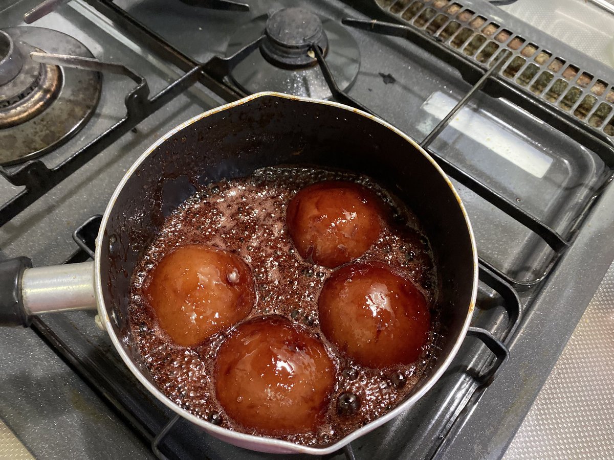 I’m making our Christmas dinner now.
🎄👩🏻‍🍳
Peeled and boiled potatoes which will be made into Knödel.🥔
Fried the meat wich is simmering in the pressure cooker now.🍖
I already prepared some things yesterday.
I made a Baumkuchen🌲🍰🍫
and simmered pears in red wine.
Results later!