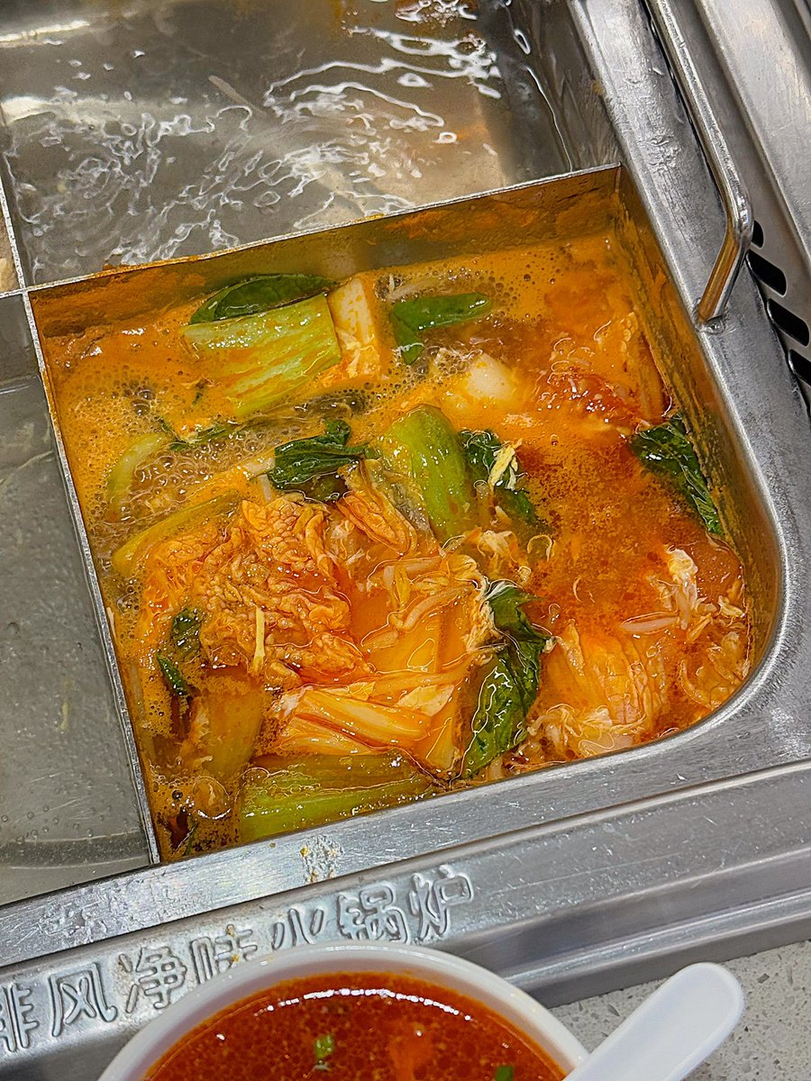 BBERRY_V's tweet photo. 하이디라오 토마토계란밥 🍅🍳🍚

토마토탕에 계란을푼다!!!중요함!!!
배추,청경채 등등 좋아하는 재료 넣고 먹다가 육수가 진해지면 밥 시켜서 소스바에서 고기랑 파를 가져오고 토마토탕 계란+육수랑 같이 먹으면 끝✌🏻🔥
달짝지근하고 맛있어서 계속 먹게 되는 맛..
하이디라오 가면 이거 꼭 먹음😍 https://t.co/Y8P3dSvQHd