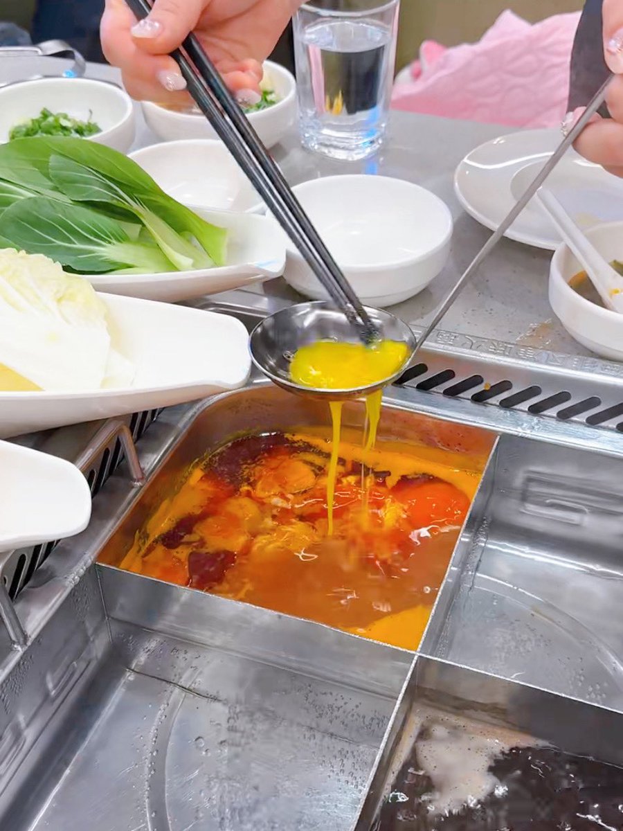 BBERRY_V's tweet photo. 하이디라오 토마토계란밥 🍅🍳🍚

토마토탕에 계란을푼다!!!중요함!!!
배추,청경채 등등 좋아하는 재료 넣고 먹다가 육수가 진해지면 밥 시켜서 소스바에서 고기랑 파를 가져오고 토마토탕 계란+육수랑 같이 먹으면 끝✌🏻🔥
달짝지근하고 맛있어서 계속 먹게 되는 맛..
하이디라오 가면 이거 꼭 먹음😍 https://t.co/Y8P3dSvQHd