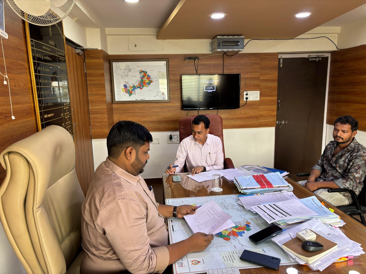 આજરોજ દસક્રોઈના તાલુકા સ્વાગત કાર્યક્રમ અન્વયે  અરજદારો તેમજ તાલુકાના સંલગ્ન અધિકારીઓ હાજર રહ્યા. તેમજ અત્રે મળેલ ૧૦ અરજીઓના નિકાલ કરવામાં આવ્યો. <a href="/CollectorAhd/">Ahmedabad Collector</a>