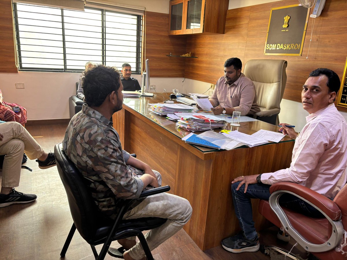 SDMDaskroi's tweet photo. આજરોજ દસક્રોઈના તાલુકા સ્વાગત કાર્યક્રમ અન્વયે  અરજદારો તેમજ તાલુકાના સંલગ્ન અધિકારીઓ હાજર રહ્યા. તેમજ અત્રે મળેલ ૧૦ અરજીઓના નિકાલ કરવામાં આવ્યો. @CollectorAhd https://t.co/HtxkMnIcot