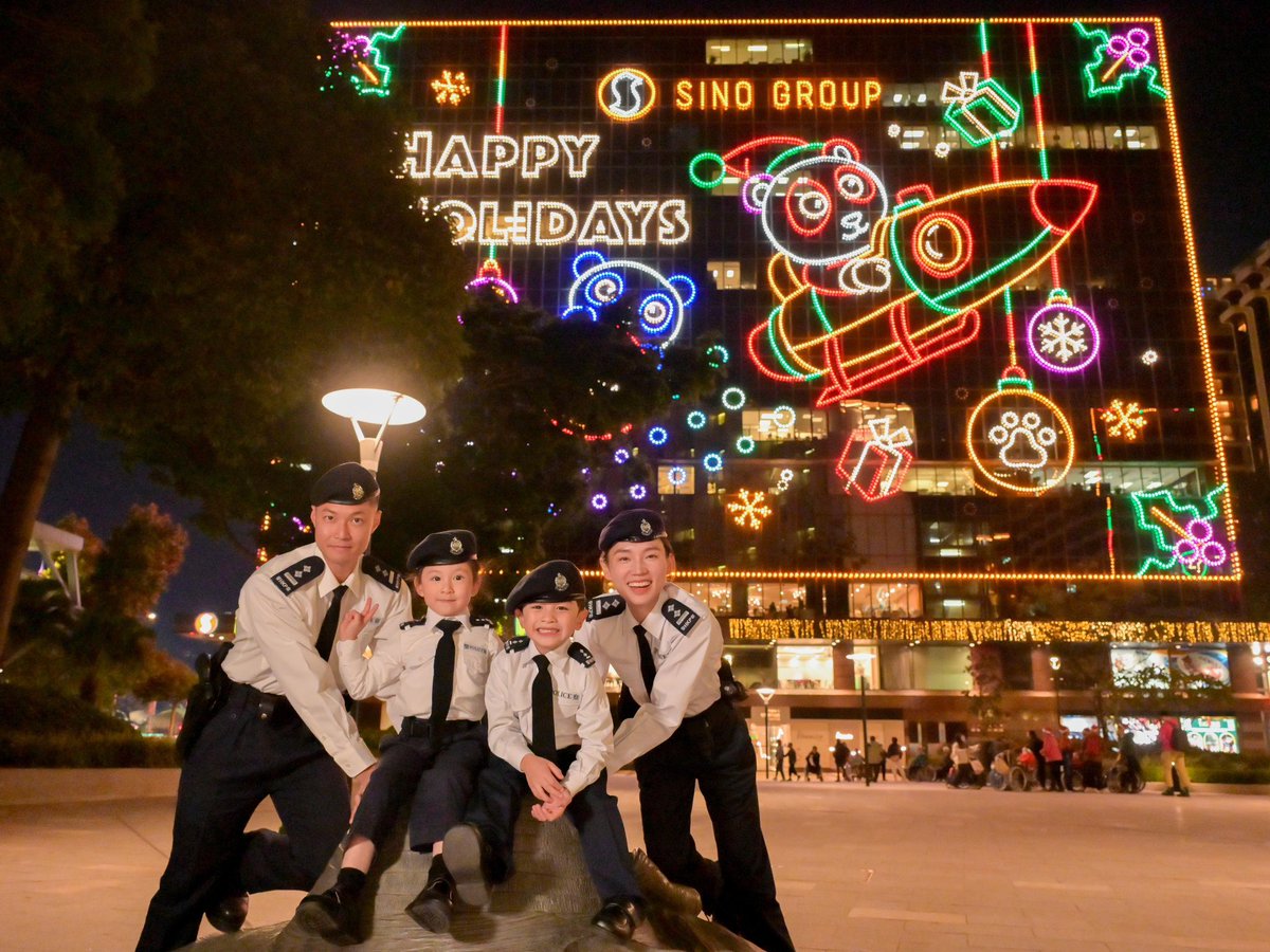 hkpoliceforce's tweet image. #HKPFootprint🚓🦌🛷
🫡Click-clack, click-clack…emulating👮🏻‍♂️👮🏻‍♀️our strides to ensure safety along📍#TsimShaTsui Promenade—these tiny smiley faces👦🏻👧🏻add a dollop of joy👼🏻to our patrol agst. the sparkly🎄backdrop🇭🇰
#TisTheSeason🎅🏻for jolly gatherings—have a toasty🧣💕❄️#ChristmasEve