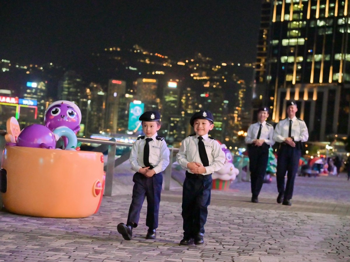 hkpoliceforce's tweet image. #HKPFootprint🚓🦌🛷
🫡Click-clack, click-clack…emulating👮🏻‍♂️👮🏻‍♀️our strides to ensure safety along📍#TsimShaTsui Promenade—these tiny smiley faces👦🏻👧🏻add a dollop of joy👼🏻to our patrol agst. the sparkly🎄backdrop🇭🇰
#TisTheSeason🎅🏻for jolly gatherings—have a toasty🧣💕❄️#ChristmasEve