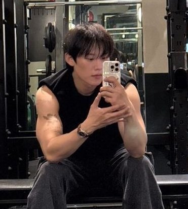 justksc's tweet photo. 가발 없는 생머리 청순뽀이 성철 거울셀카 한달만이라구~!!🥹 셔츠에 힘겹게 갇혀있던 근육뚠뚠팔뚝도 오랜만에 시원하게>.<
글구 철이 인스스에 멘트 길게 쓴 것도 엄청 오랜만인거 알아?? 공연하러가자🤵‍♂️🎩 지킬턱시도 하이드모자 이모지 야무지게 쓰고 크리스마스이브라고 귀여웅거봐!!ㅠㅇㅠ https://t.co/6pjR3d41a8