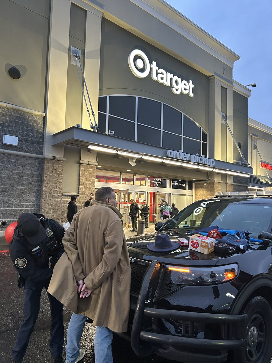 East, Central, North along with <a href="/ClackCoSheriff/">Clackamas Sheriff</a> <a href="/MultCoSO/">Multnomah Co. Sheriff’s Office</a> conducted a two day Holiday Retail theft mission resulting in 40 arrests and over 3,000 in merchandise recovered. Thank you to our partners for their assistance in a successful mission.