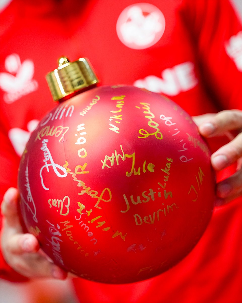 Rote_Teufel's tweet image. Fröhöööhliche Dai-Nacht üüüberall! 🎄
Daisuke Yokota wurde von den #Betze-Kids der TEUFELSBANDE zum Spieler des Jahres gewählt. Als Award hat unser Kids Club eine signierte Weihnachtskugel überreicht 👏🏼
Glückwunsch – und frohe Weihnachten, Dai! 🫶🏼