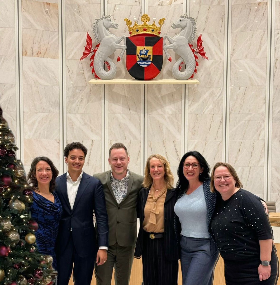 We wensen u en uw dierbaren een warme en vreugdevolle kerst toe, en een nieuw jaar gevuld met geluk, gezondheid en inspiratie!