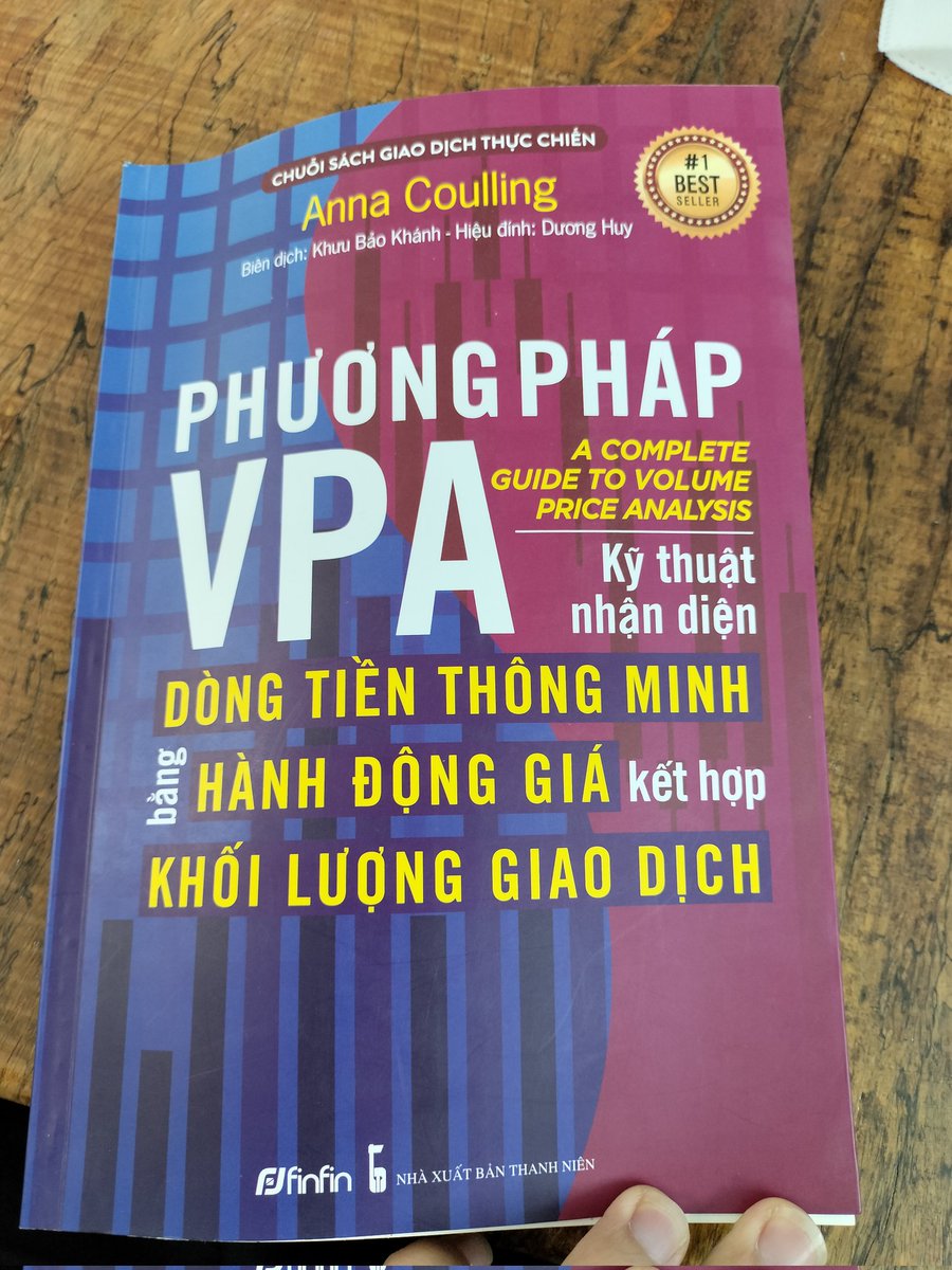 GekkoHP's tweet photo. Trong giai đoạn thị trường nhàm chán

Đọc sách là một cách để giết thời gian.

Tất cả kiến thức t có đều từ sách mà ra, không có gì cao siêu cả, học và rèn luyện thôi.

Đang đọc lại cuốn này lần 2, nhìn giai đoạn tích lũy làm nhớ con #Zen ăn được 2 vòng từ đáy.

Nếu như không cố gắng học, có lẽ hiện tại t đang ở trên mái nhà của một nhà nào đó và gia cố biển bảng, thật sự thời đó quá vất vả.

Giờ ngồi nhà, đọc sách, xem chart, kiếm tiền, nhàn nhã hơn nhiều.

Sắp hết năm rồi đó ace, năm nay chưa có gì thì cố gắng cho những năm tiếp theo thôi.