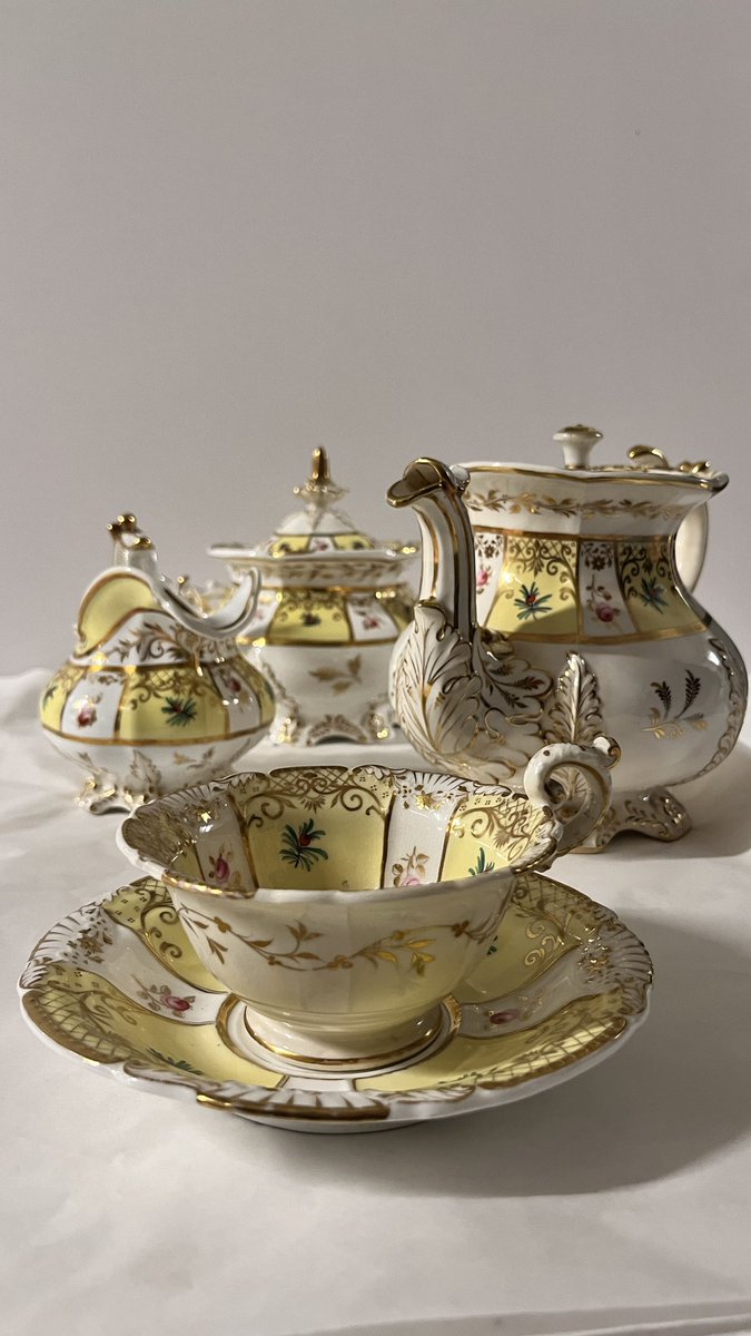 Musée de la Vie romantique (@mvrparis) on Twitter photo TRÉSORS DE RÉSERVES
Quoi de mieux qu’un thé dans notre service en faïence de la manufacture Davenport pour attendre le réveillon ?
Ce service à déjeuner est composé de tasses à thé et à café,d’une théière,d’une cafetière, d’une coupe et d’un sucrier. TRÉSORS DE RÉSERVES
Quoi de mieux qu’un thé dans notre service en faïence de la manufacture Davenport pour attendre le réveillon ?
Ce service à déjeuner est composé de tasses à thé et à café,d’une théière,d’une cafetière, d’une coupe et d’un sucrier.