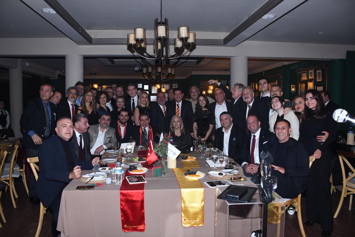 GSDD2013's tweet photo. Galatasaray Düşünce Derneği’nin geleneksel yıl sonu yemeği, dernek üyeleri ve değerli misafirlerin katılımıyla Taç Spor Tesisleri’nde büyük bir coşkuyla gerçekleştirildi. Gecenin açılış konuşmasını, Galatasaray Düşünce Derneği Başkanı Sayın Gürol Ayan yaparak tüm katılımcılara teşekkürlerini sundu.

Bu özel geceye, Galatasaray Spor Kulübü Başkanı Sayın Dursun Aydın Özbek ve değerli eşi de teşrif ederek, dernek üyeleriyle bir arada bulunmanın mutluluğunu paylaştılar. Sayın Özbek, Galatasaray camiasının birlik ve dayanışma ruhuna vurgu yaparak anlamlı bir konuşma gerçekleştirdi.

Sanatçı Sinan Güleryüz ve orkestrası, geceye renk katan performanslarıyla davetlilere keyifli anlar yaşattı. Şarkılar ve Galatasaray marşları eşliğinde geçen bu özel organizasyon, sıcak ve samimi bir atmosferde tamamlandı.

Gece sonunda bir kez daha vurgulanan ortak duygu şuydu: Galatasaraylılık bir ayrıcalıktır ve bu değerli kimlik, gururla taşınmaktadır. ❤️💛

#GalatasaraySK