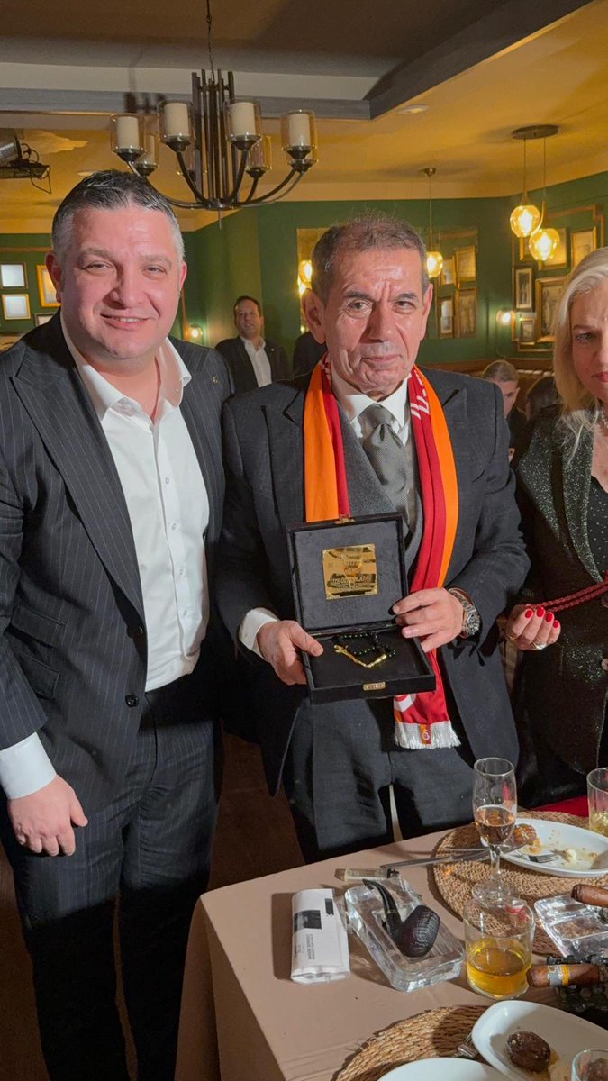 Galatasaray Düşünce Derneği’nin geleneksel yıl sonu yemeği, dernek üyeleri ve değerli misafirlerin katılımıyla Taç Spor Tesisleri’nde büyük bir coşkuyla gerçekleştirildi. Gecenin açılış konuşmasını, Galatasaray Düşünce Derneği Başkanı Sayın Gürol Ayan yaparak tüm katılımcılara