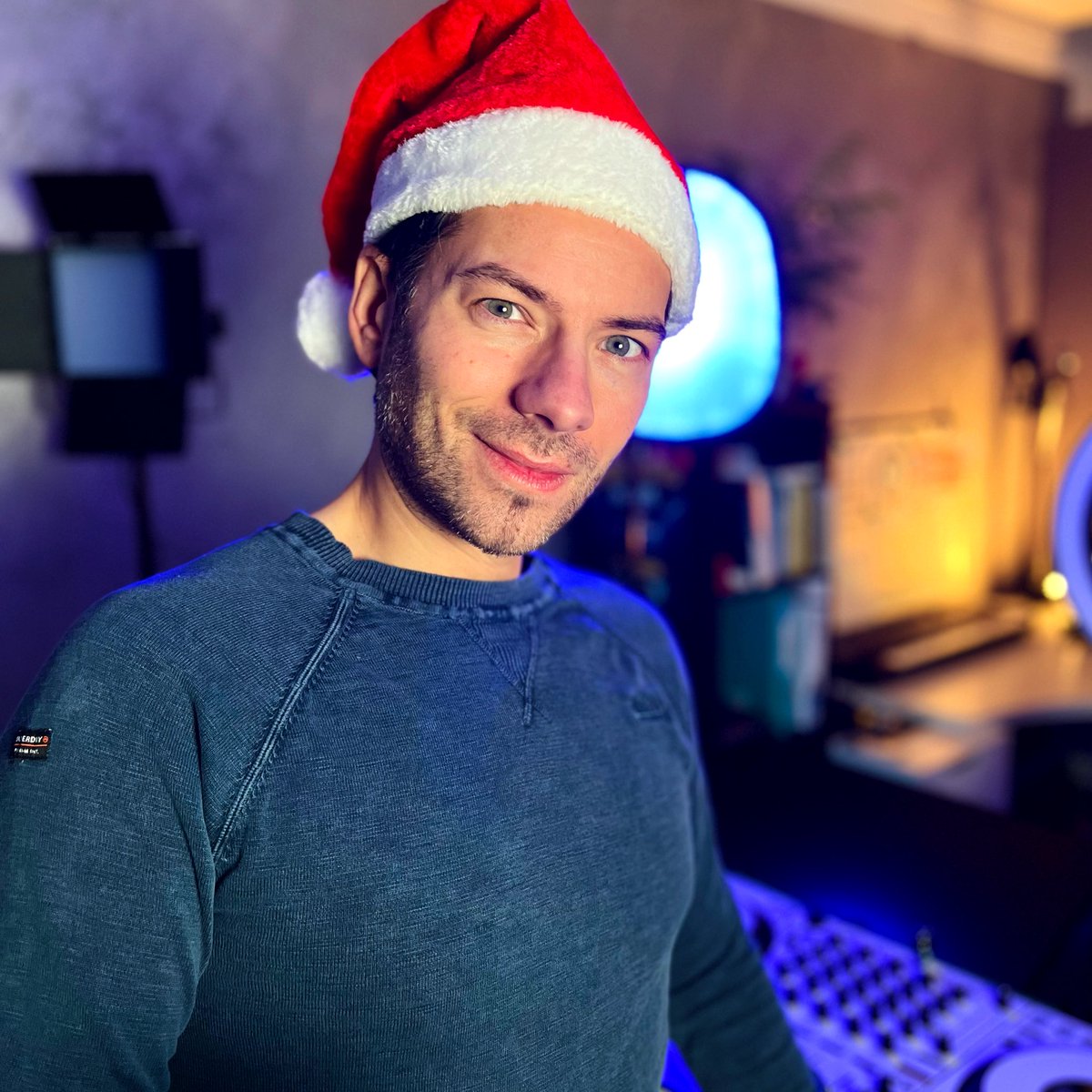 Merry Christmas to everyone 🎄🎅
I wish you and your families sweet, relaxing holidays. 
Enjoy the time with your loved ones. 

Thank you so much for watching my sets live or on my YouTube channel. 
There is still another one coming out this week with all my favorite Melodic