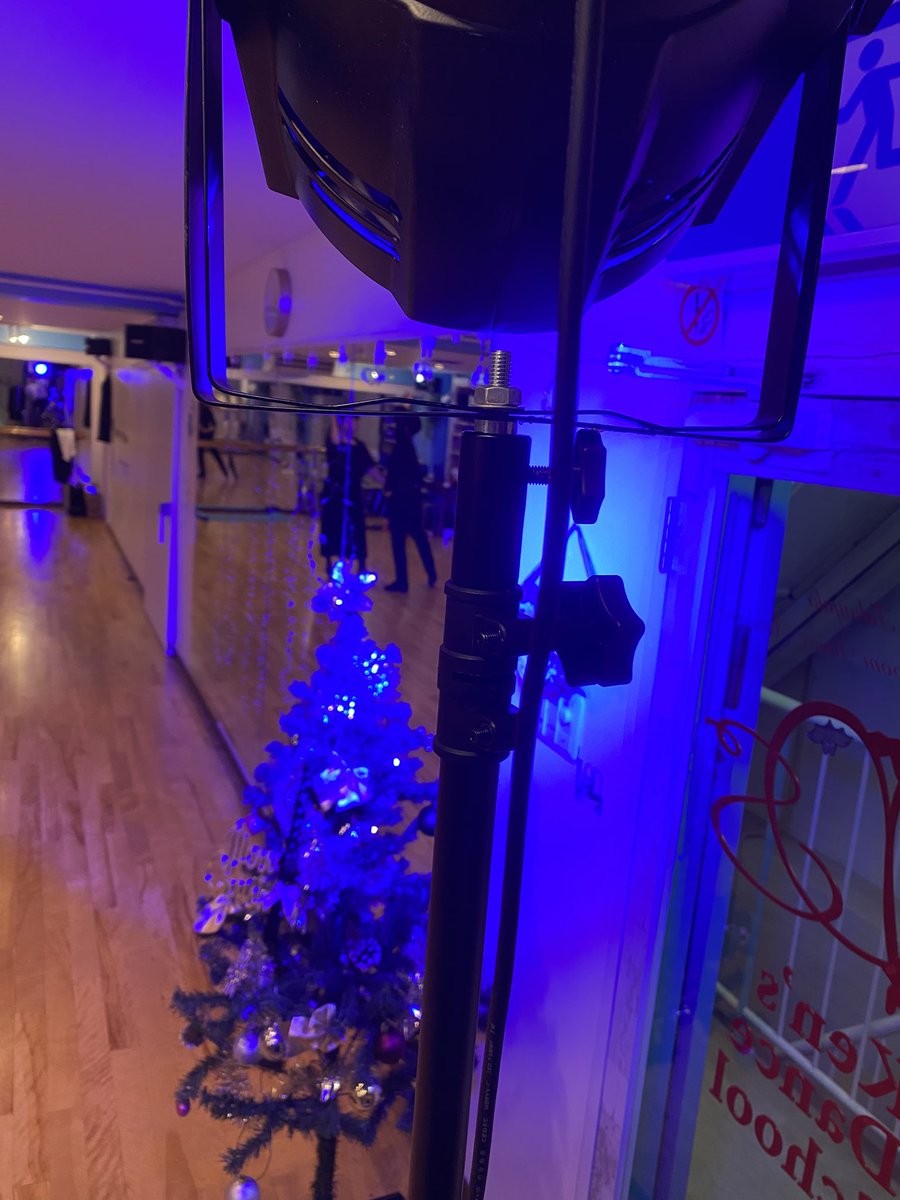 kensdanceschool's tweet photo. クリスマスイブですが！
照明のテスト中です。 https://t.co/nXzo6ezAOP