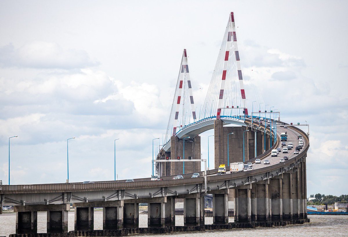 Thomas Girard (@thomasgirardpro) on Twitter photo 🔴 Un homme se jette du pont de Saint-Nazaire
Ce mardi, vers 5h33, les pompiers ont été alertés après qu’un homme, âgé d’une quarantaine d’années, se soit arrêté en voiture avant de se jeter du pont de Saint-Nazaire. La victime reste introuvable malgré les recherches. 🔴 Un homme se jette du pont de Saint-Nazaire
Ce mardi, vers 5h33, les pompiers ont été alertés après qu’un homme, âgé d’une quarantaine d’années, se soit arrêté en voiture avant de se jeter du pont de Saint-Nazaire. La victime reste introuvable malgré les recherches.