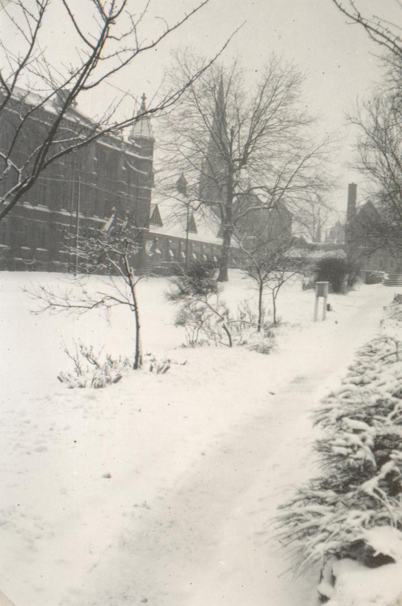 CLCArchive's tweet image. Happy Christmas Eve!🎄 

College always looks beautiful in the snow❄️Pictured is the Quad, College Gardens and West Wing in 1940. 

#ChristmasEve #Christmas