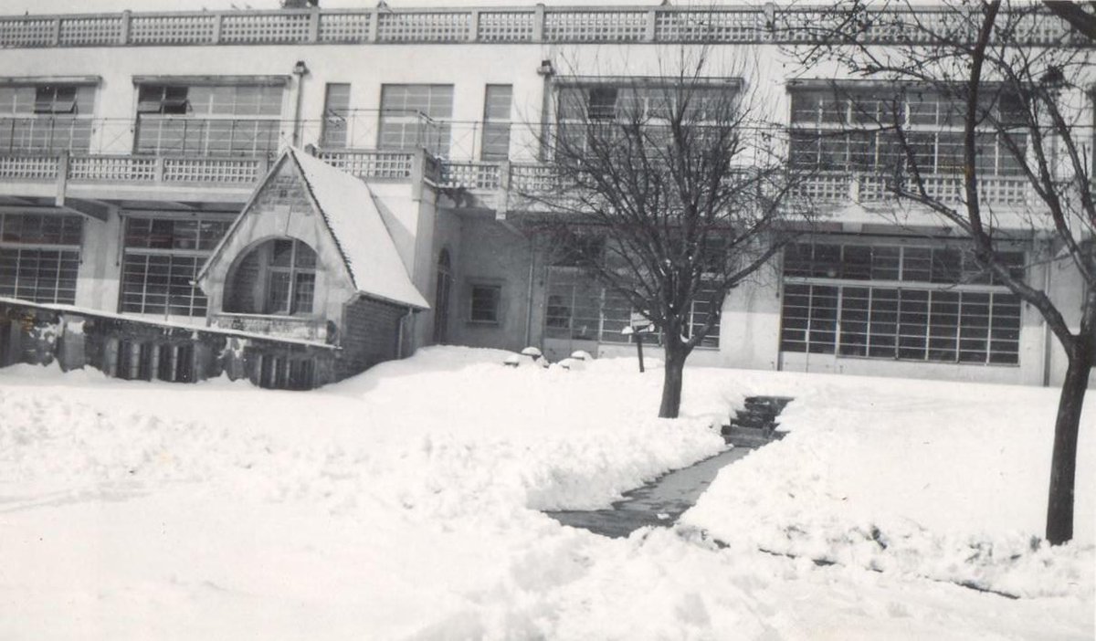 CLCArchive's tweet image. Happy Christmas Eve!🎄 

College always looks beautiful in the snow❄️Pictured is the Quad, College Gardens and West Wing in 1940. 

#ChristmasEve #Christmas