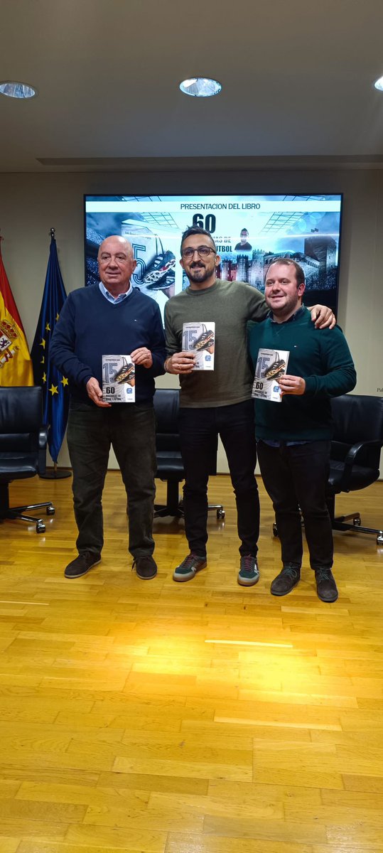 El pasado 10 de Diciembre tuve la oportunidad de presentar mi libro “60 Historias de vida y fútbol” en el Salón Goya del Palacio de la Aljaferia. Un acto muy bonito y emotivo en el que estuve muy bien acompañado. Ya podéis comprarlo en Librería Paris @Vivalibros <a href="/AlvaroMontaner/">Álvaro Montaner</a>