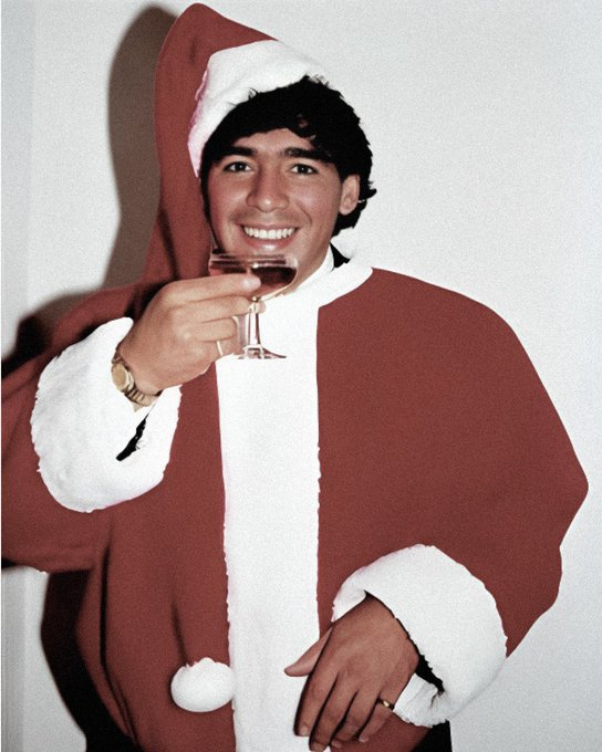 RevistaPanenka's tweet photo. Hoy es el día. 
Comed y bebed sin moderación.

🎉 Feliz Navidad, bigotud@s. https://t.co/Fd4UdkvFTc