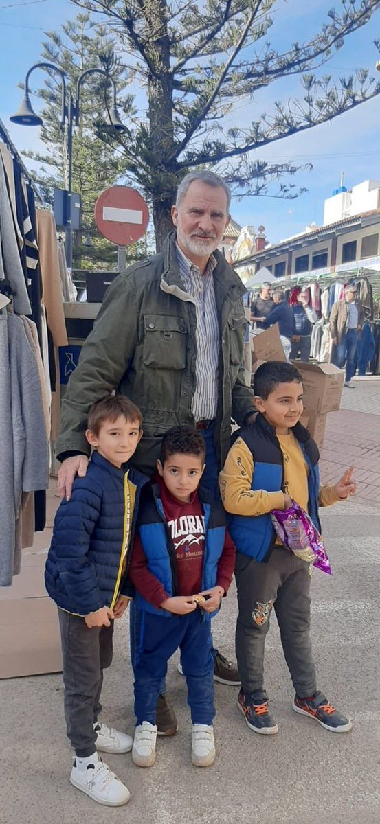 Y recordad:
Si llevan señeras o esteladas son niños adoctrinados.
Si gritan viva EspaÑa, posando al lado de un jefe del estado, puesto a dedo por un dictador, al quien no ha votado nadie, son niños con opinión