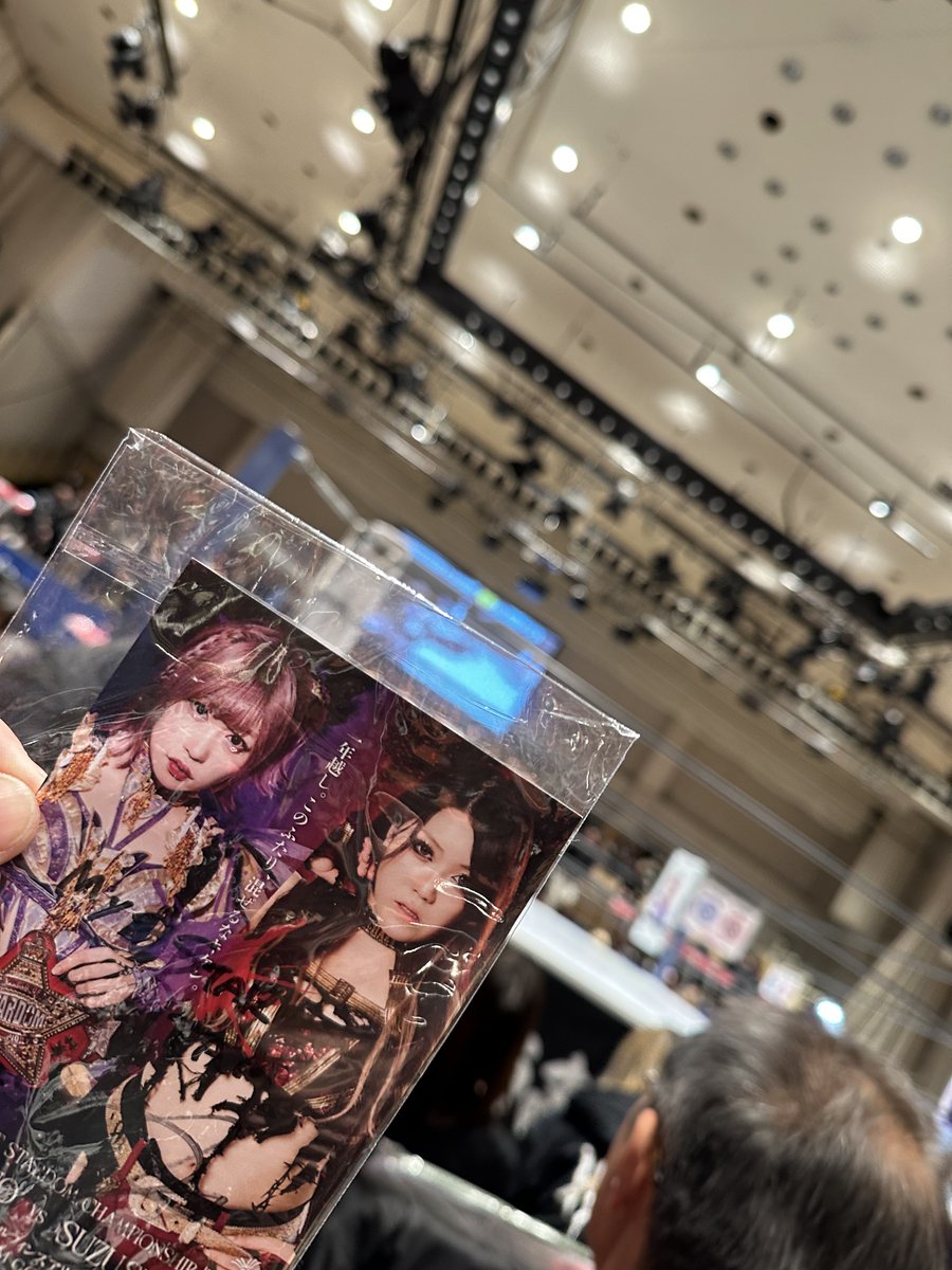 shjgeharu's tweet photo. 色々あって2ヶ月ぶりの現場復帰✡️
プレゼントもろた🙏🙏🙏
#中野たむ
#STARDOM
#Xmasnight https://t.co/ErlqZ1P4bc