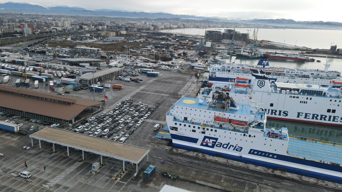DurresPort's tweet photo. Your #TuesdayMotivation @DurresPort #waterfront 🏗⚓️⛴
#Onthedocks:
🔹 3️⃣ship @ berth
🔹 2️⃣ @ anchor ready to roll in for the next shift
#Maritime🇦🇱⚓️🚢 #shipping #portcity
#logistics #cargo #terminals #harbour
#shipsinpics📸 https://t.co/zxofQDwDA7