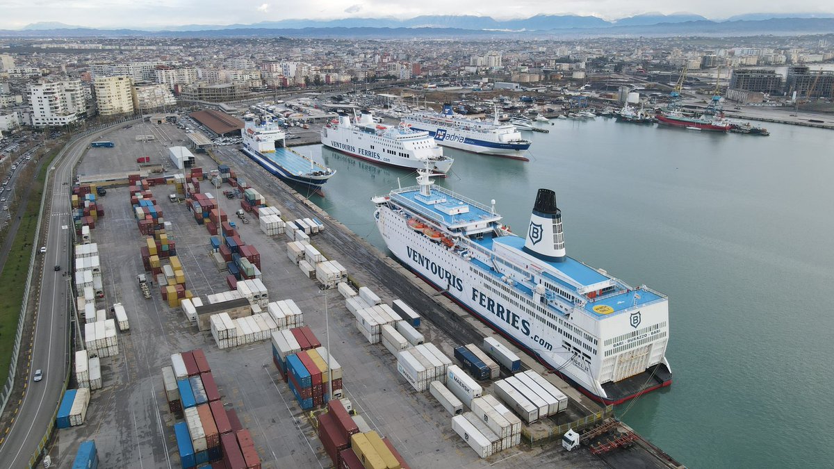DurresPort's tweet photo. Your #TuesdayMotivation @DurresPort #waterfront 🏗⚓️⛴
#Onthedocks:
🔹 3️⃣ship @ berth
🔹 2️⃣ @ anchor ready to roll in for the next shift
#Maritime🇦🇱⚓️🚢 #shipping #portcity
#logistics #cargo #terminals #harbour
#shipsinpics📸 https://t.co/zxofQDwDA7